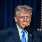 Trump coloca placas burlonas en los retratos de Biden y Obama y desata polémica